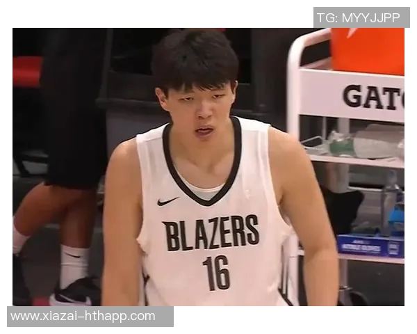 杨瀚森精彩单挑尤班克斯背运转身连招引发观众热烈反响